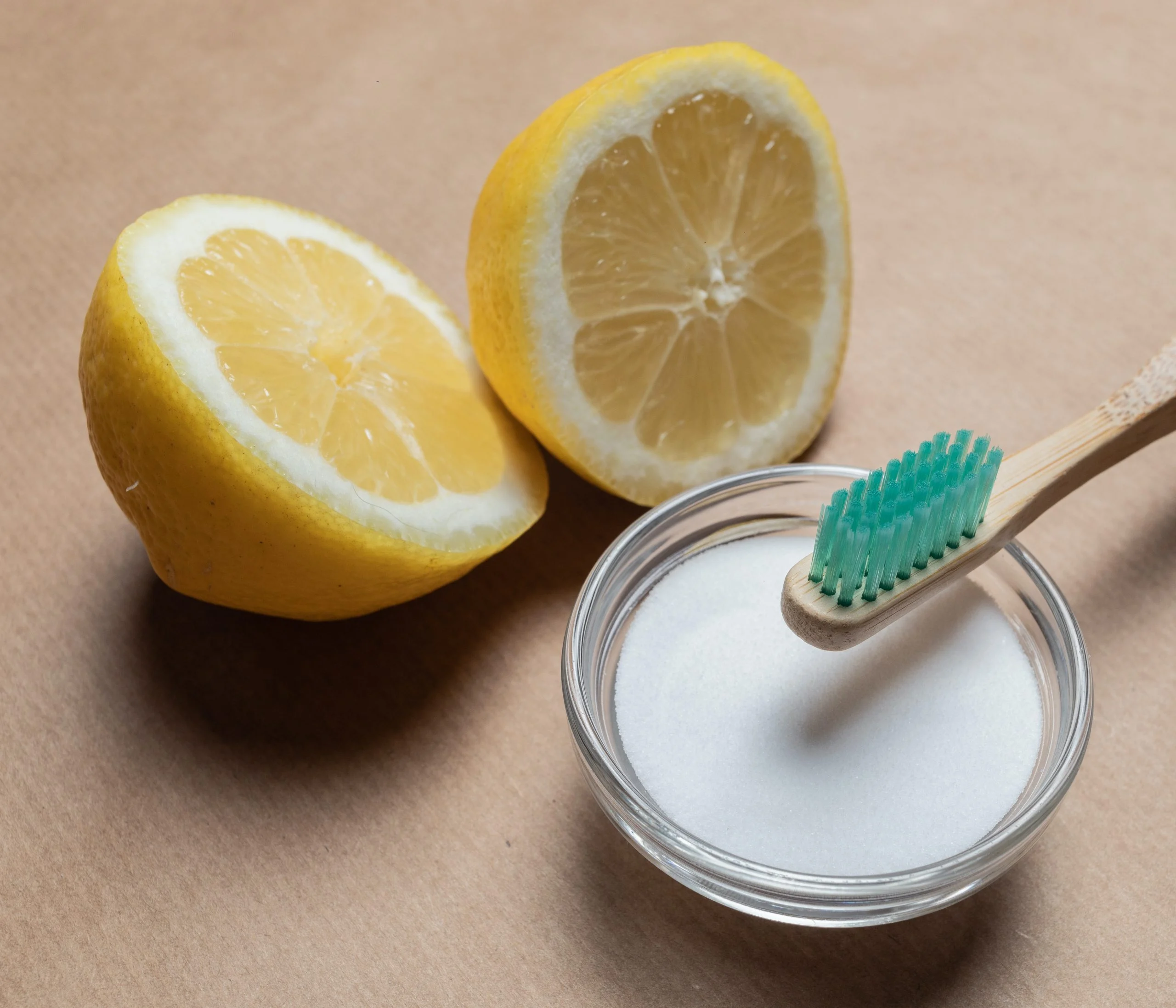 Bicarbonato e Limone Denti Bicarbonato e Limone Denti: Vantaggi, Rischi e Metodi Correttamente Sicuri per Sbiancare i Denti